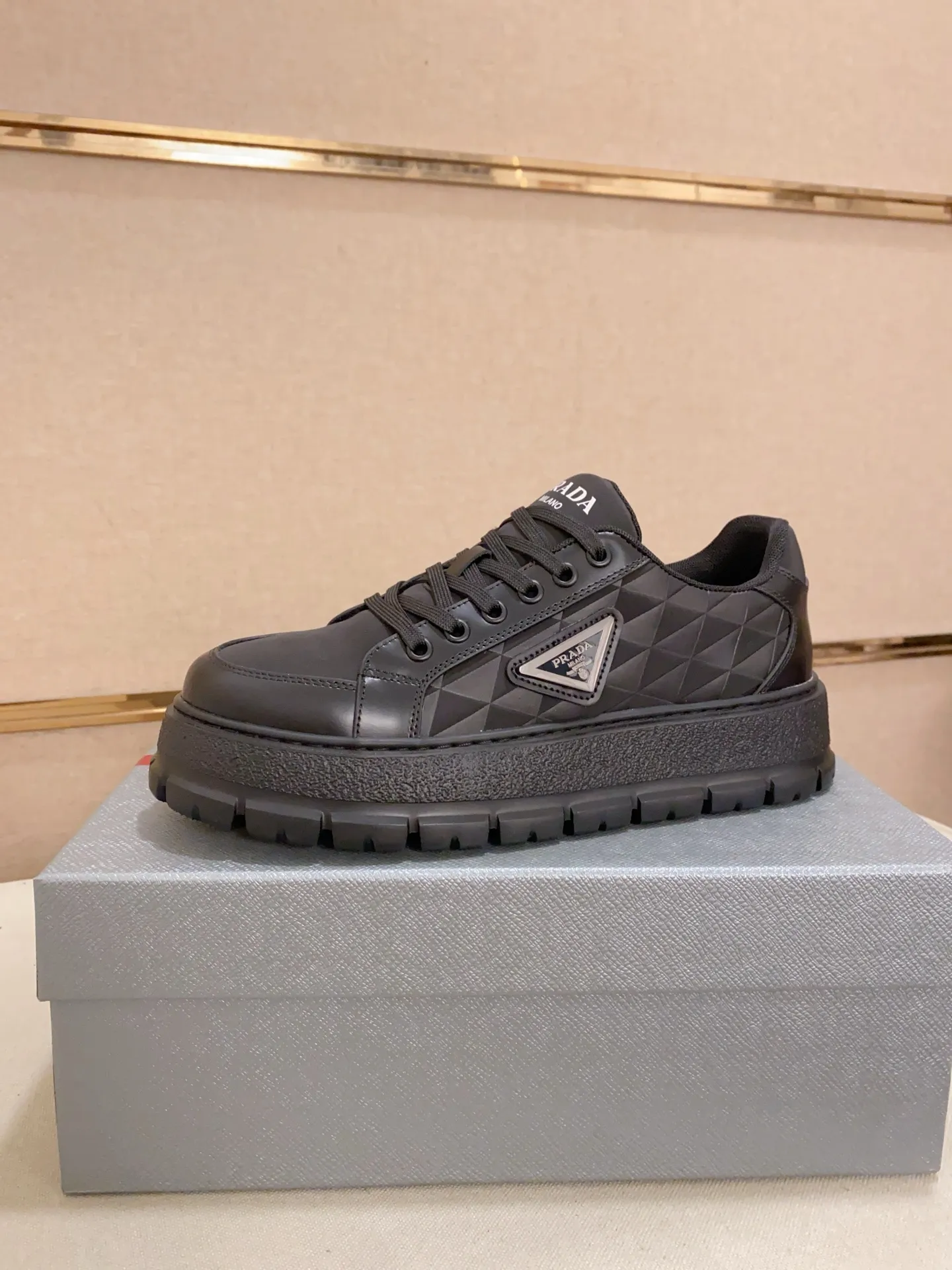 Men's shoes 💰 580💰 ✔️✔️✔️Higher version High-quality new PRADA (Prada) counters are launched simultaneously. The new men's shoes and 😘 fabrics are made of high-tech glue-spraying technology. Lining: Full cowhide lining. 👍🏿 High-end ☄️ Air-cushion molded anti-slip foam outsole, exquisite lines, simple and elegant, comfortable and high-end for leisure travel. Code number: 38 to 44 (45 can be customized and cannot be returned or exchanged)